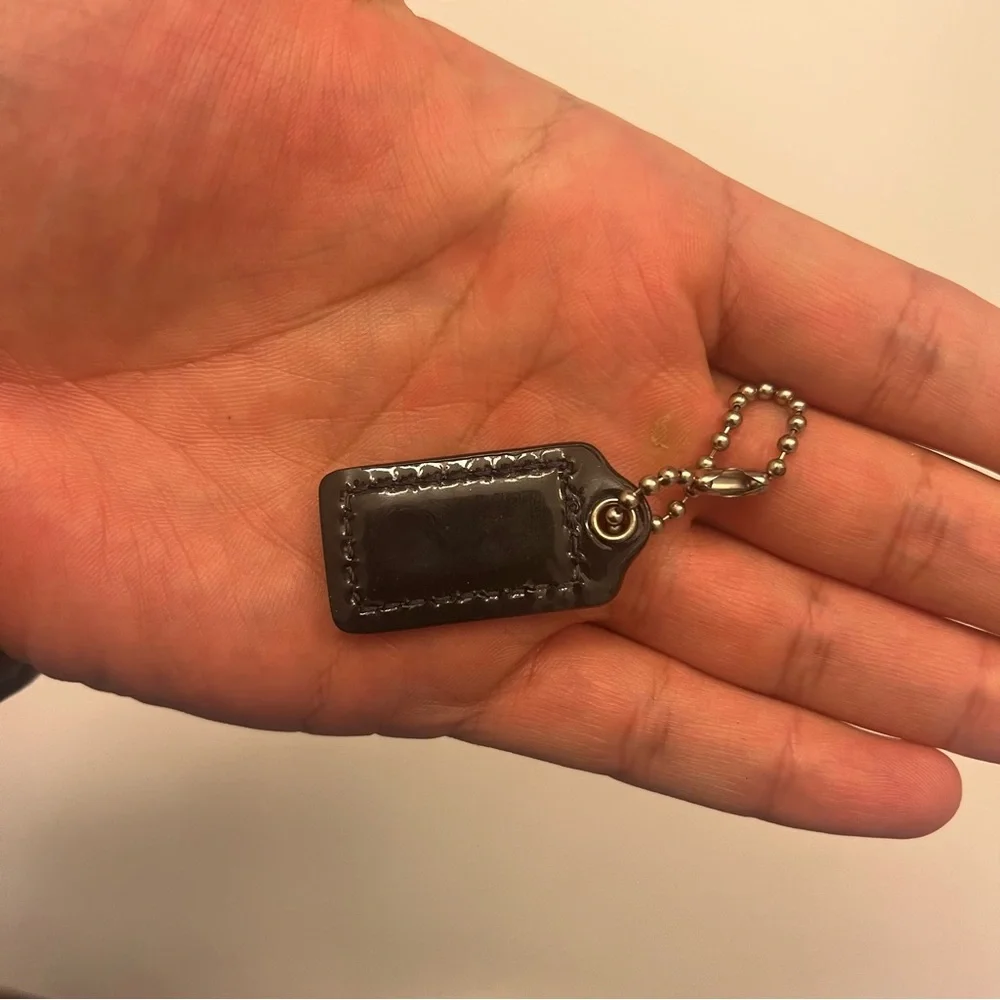 Coach black Pattent Hand Tag‎